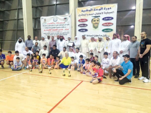 ابطال الصم في لقطة جماعية﻿
