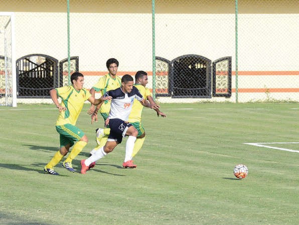 باتريك فابيانو محاصرا بين لاعبي الجونة