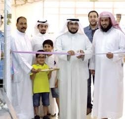 عبد اللطيف الانصاري والحربي والمطيري خلال افتتاح مهرجان القرطاسية