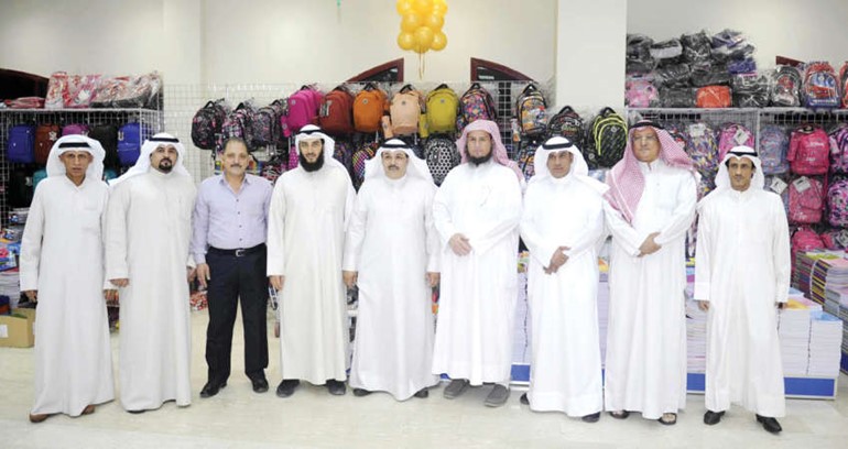 عبدالله الصليلي واعضاء مجلس الادارة خلال جولة في السوق