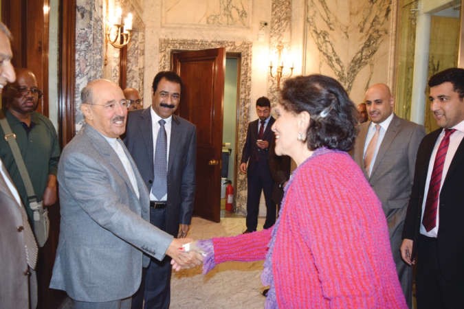 صاحب السمو مصافحا احدى الحاضرات في السفارة