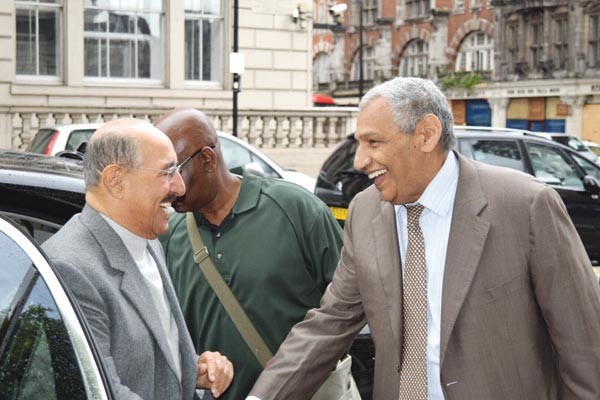 صاحب السمو الامير الشيخ صباح الاحمد مصافحا السفير خالد الدويسان لدى زيارة سموه سفارتنا في لندنص2