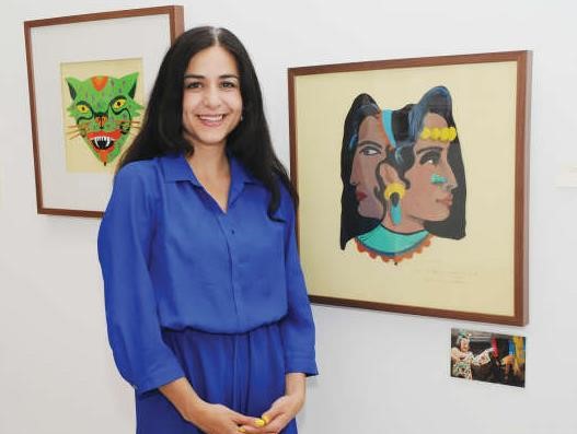 الفنانة بولينا سيبولوبوفا امام بعض لوحاتها﻿