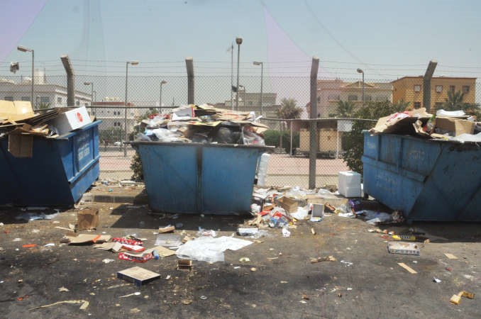 الحاويات امتلات بالقمامة ومحيطها غير نظيف