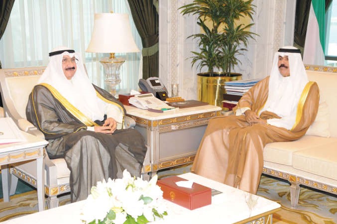 سمو نائب الامير وولي العهد الشيخ نواف الاحمد مستقبلا الشيخ سالم العبدالعزيز