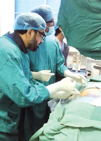  داحمد الكندري خلال الجراحة﻿
