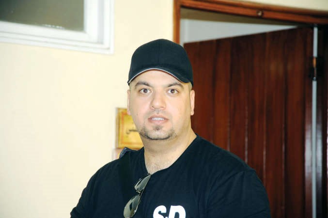 احد الطلاب ينجز اوراقه في المكتب الثقافي ﻿