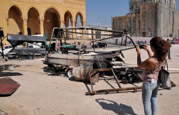 لبنانية تصور الاضرار التي خلفتها الاحتجاجات في وسط بيروتمحمود الطويل 
