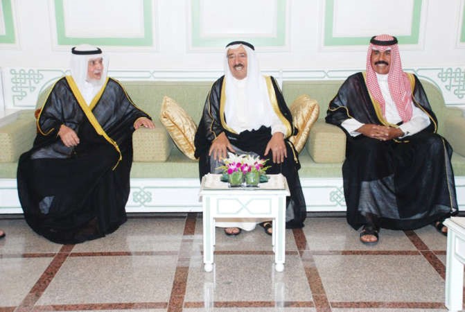 صاحب السمو الامير وسمو ولي العهد اثناء احدى زياراتهما الرمضانية لديوان الراحل العم فلاح الحجرف