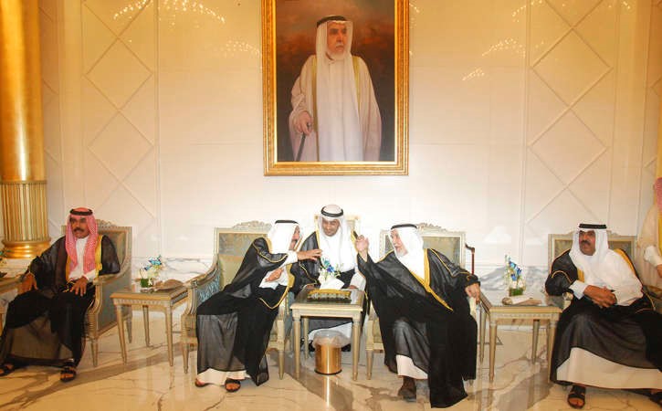 صاحب السمو الامير يرافقه سمو ولي العهد والشيخ مشعل الاحمد في ديوان الحجرف وحديث جانبي يتابعه دنايف الحجرف نجل الراحل 