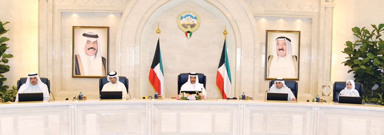 سمو رئيس مجلس الوزراء الشيخ جابر المبارك مترئسا اجتماع مجلس الوزراء امس