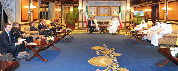 سمو رئيس الوزراء الشيخ جابر المبارك مستقبلا وزير خارجية المملكة المتحدة فيليب هاموند والوفد المرافق