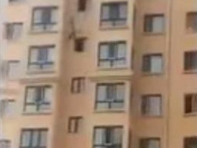 بالفيديو.. لحظة انتحار فتاة قفزًا من الطابق الـ11