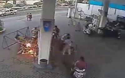 بالفيديو.. هندي ينجو بأعجوبة بعد انفجار هاتفه في محطة وقود واشتعال النار بدراجته