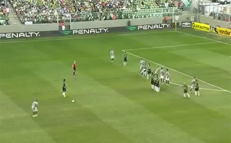 بالفيديو.. هدف رائع من لاعب يقلد طريقة تسديد روبرتو كارلوس بالضربات الحرة