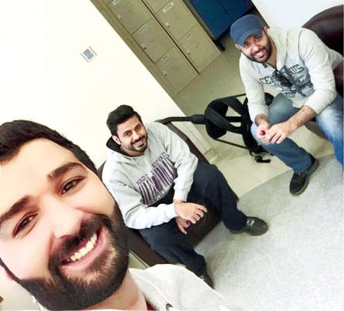 النجم عبدالله الزيد والكاتب فهد العليوة والنجم عبدالله بوشهري في كواليس مسلسل قابل للكسر﻿