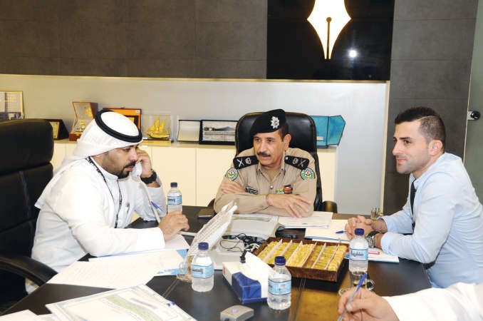 اللواء المهنا يجيب على اسئلة القراء ويبدو مدير التحرير الزميل محمد الحسيني والزميل هاني الظفيريهاني الشمري
