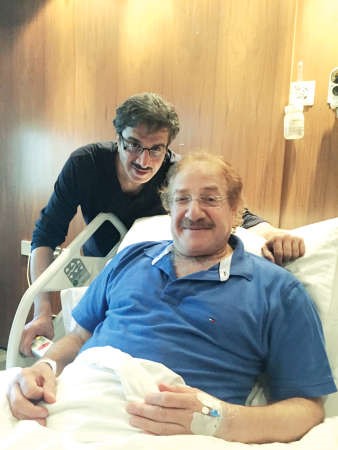 الفنان القدير محمد المنصور مع شقيقه حسين بالمستشفى