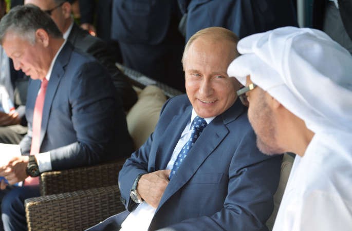 الرئيس الروسي فلاديمير بوتين متوسطا الملك عبدالله الثاني وصاحب السمو الشيخ محمد بن زايد ال نهيان خلال افتتاح معرض ماكس2015 اپ