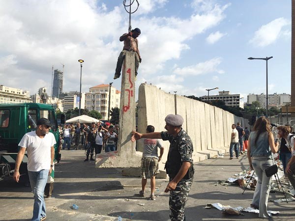 الاليات تزيل الجدار الذي اقامته السلطات حول مقر الحكومة في وسط بيروت امس محمود الطويل