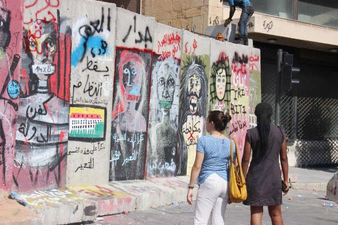 ناشطون لبنانيون حولوا الجدار العازل الى لوحات احتجاجية قبل ان تزيله السلطات امس