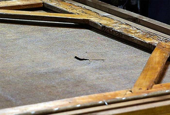 بالفيديو.. لحظة تعثر صبي بلوحة أثرية قيمتها 1.5 مليون دولار