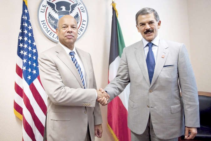 نائب رئيس مجلس الوزراء ووزير الداخلية الشيخ محمد الخالد ووزير الامن القومي الاميركي جي جونسون 