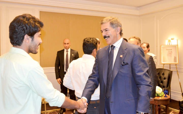 الشيخ محمد الخالد اثناء استقباله الطلبة 