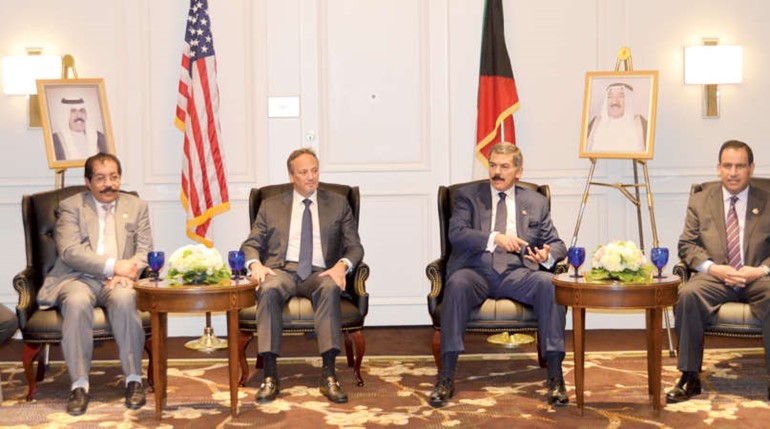 الخالد والعبدالله واللواءان عبدالحميد العوضي وعصام النهام خلال اللقاء مع الطلبة