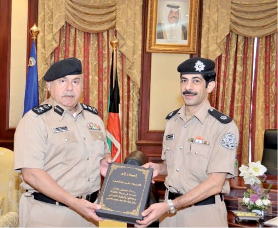  ويتسلم نسخة من رسالة ماجستير الرائد ضيف الله الشمري