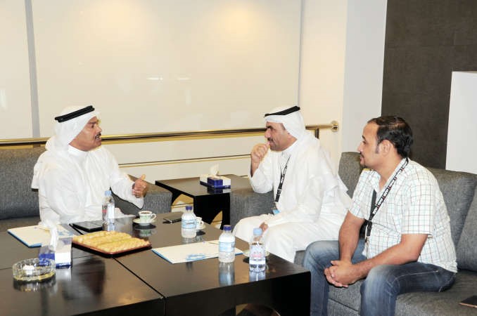 النجم القدير عبدالرحمن العقل متحدثا للزميلين مفرح الشمري وعبدالحميد الخطيب يوسف كريم
