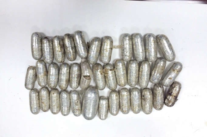 إحباط محاولة إغراق السوق المحلي بـ 5 كيلو هيروين وضبط  800 غرام في «كنبة» بالمطار
