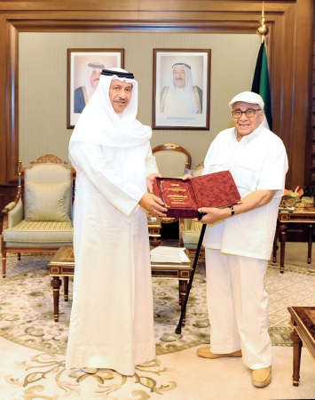  سمو الشيخ جابر المبارك يتلقى اهداء السفير عيسى العيسى ﻿
