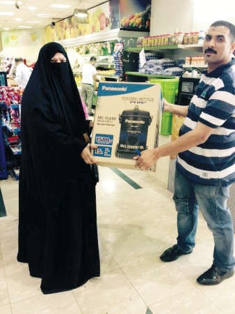 احدى الفائزات بهدية قيمة خلال المهرجان الاسبوعي