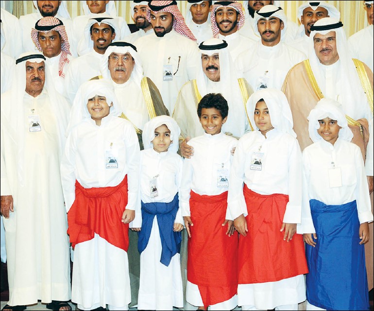 سمو نائب الامير وولي العهد الشيخ نواف الاحمد متوسطا الشيخ سلمان الحمود واللواء متقاعد فهد الفهد والنوخذة خليفة الراشد وعددا من شباب الغوص
