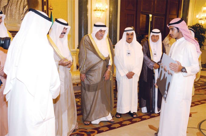 سمو نائب الامير وولي العهد الشيخ نواف الاحمد يطلع على لوحة تشرح مراحل احياء فعاليات رحلة الغوص﻿