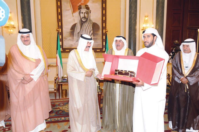 سمو نائب الامير يتسلم هدية تذكارية من اعضاء النادي ﻿
