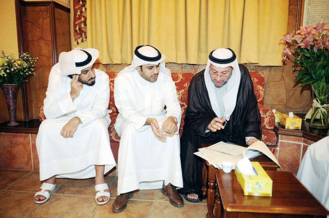 الشيخ مصطفى الزلزلة مع المعرس عبدالله بوشهري وشقيقه محمود