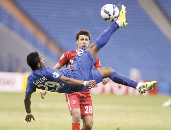 لاعب وسط الهلال سالم الدوسري يحول الكرة بطريقة مقصية رويترز