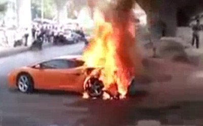 بالفيديو.. لحظة اشتعال النيران في سيارة «لامبورغيني» !