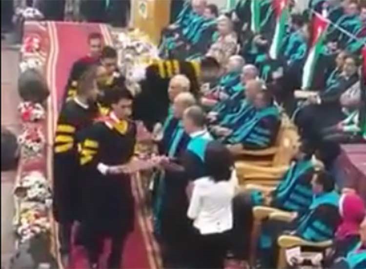 بالفيديو.. خريج "يبصق" على استاذه في حفل تخرجه من الجامعة