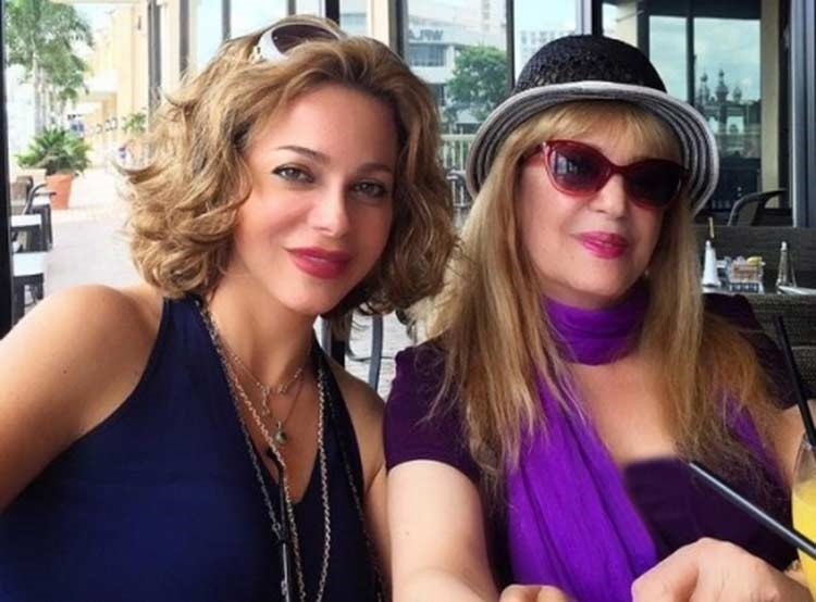 صورة: سوزان نجم الدين مع أمها بعد أن تبرأت منها عائلتها