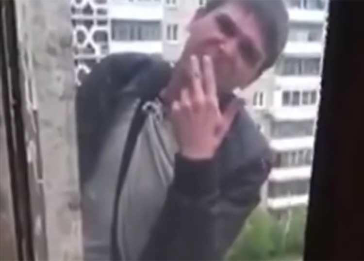 بالفيديو.. رجل يتسلق مبنى ويعرض حياته للخطر ليطلب من جاره سيجارة