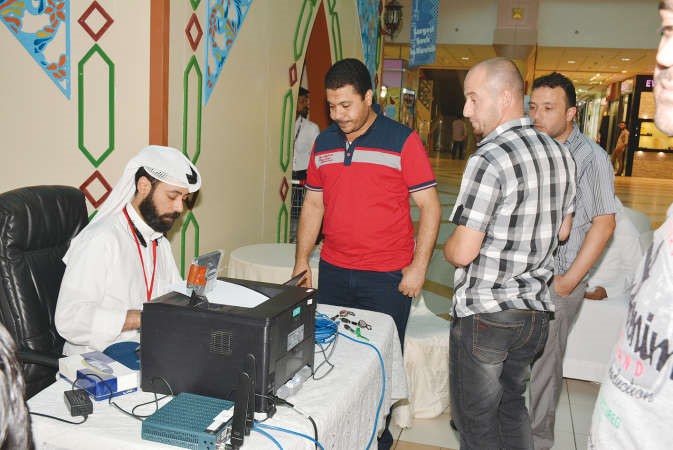 المتبرعون يسجلون بياناتهم﻿