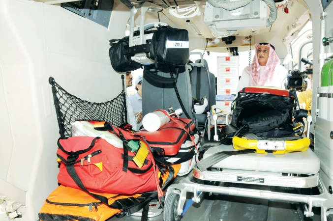 مفؤاد العون داخل الطائرة يطلع على خدماتها