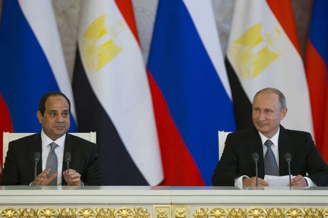 الرئيس الروسي فلاديمير بوتين والرئيس المصري عبدالفتاح السيسي خلال المؤتمر الصحافي الكبير الذي عقد امس الاول في ختام اللقاء المشترك بينهمااپ