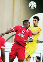 مهاجم الاهلي احمد خليل في صراع على الكرة مع لاعب نفط طهران علي رضا عزتي افپ