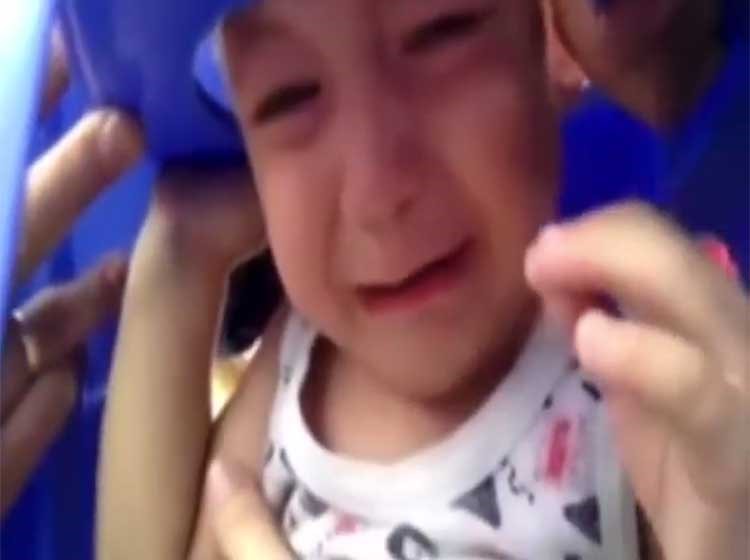بالفيديو.. إنقاذ طفل علق رأسه داخل كرسي في روسيا 