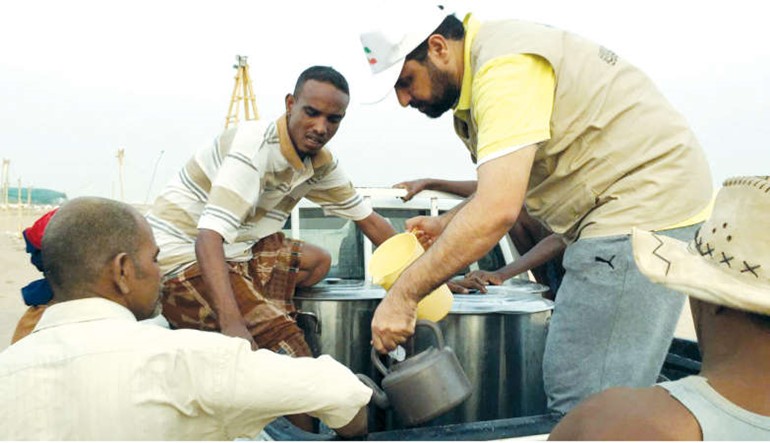 ايهاب الدبوس يوزع الطعام على النازحين﻿