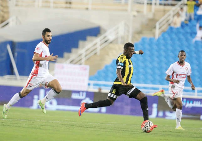 مهاجم الاتحاد فهد المولد يسدد على مرمى الرائد 